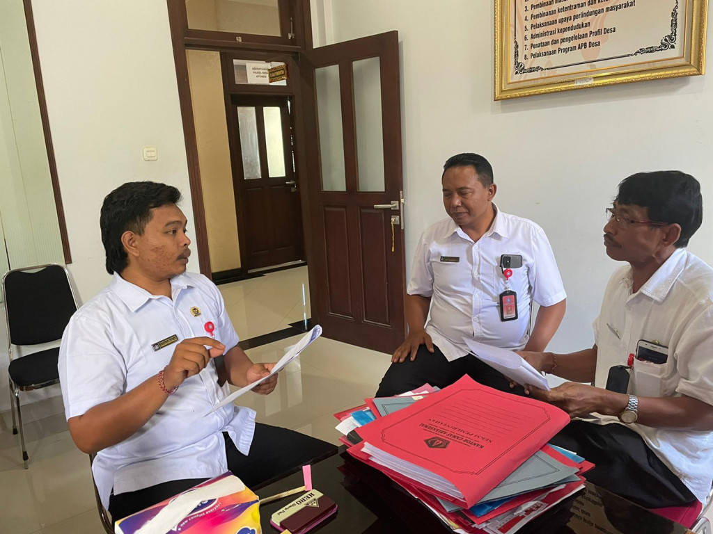 Pembinaan Administrasi Desa oleh Tim Pembina dari Pemerintah Kecamatan Abinsemal kepada Pemerintah Desa Ayunan.